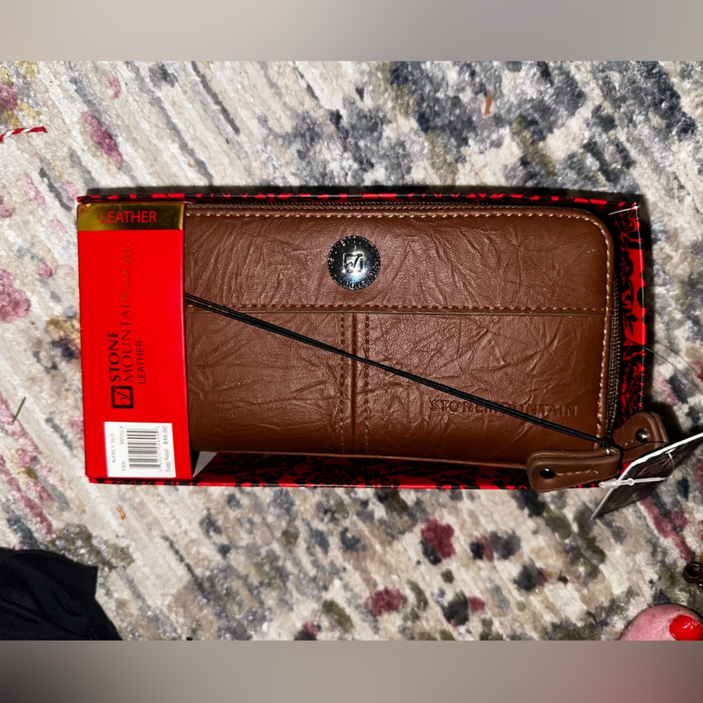 NWT Real Leather Stone Mountain Wallet